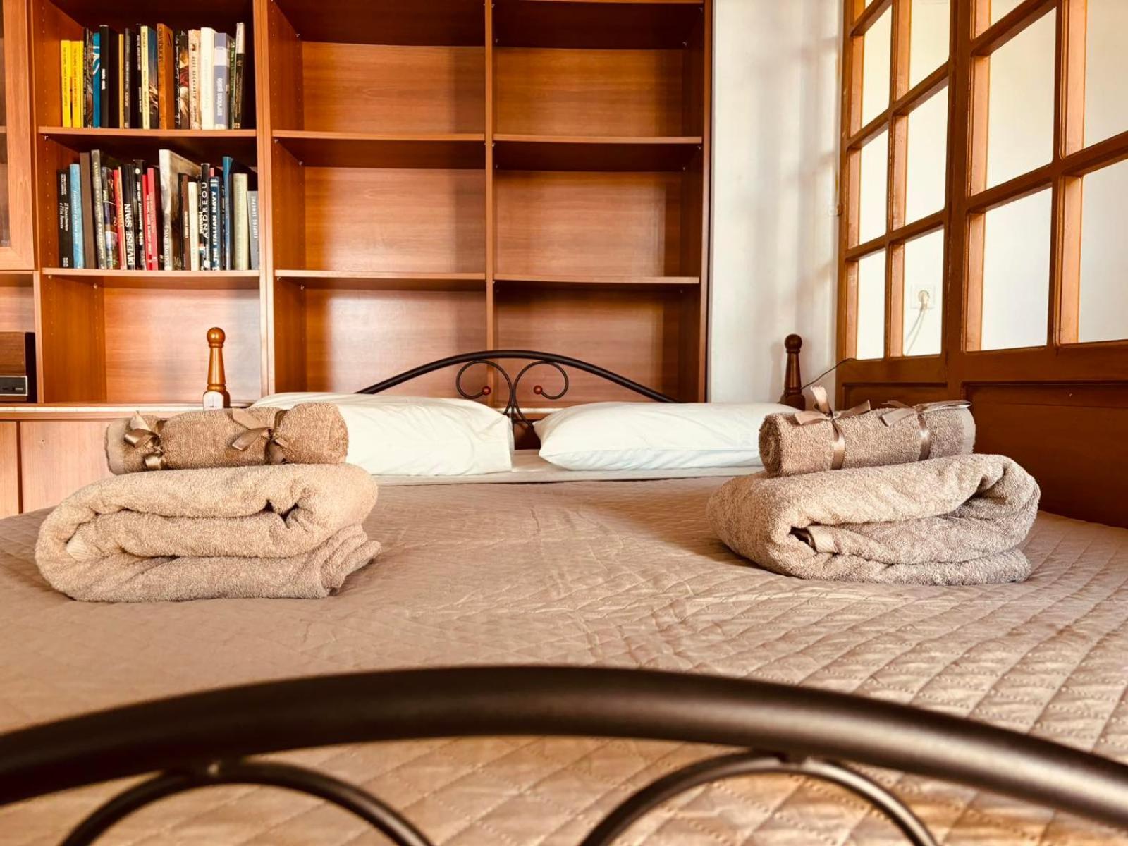 Bibliotheque Vintage Studio & Easy Garden Heraklion  Bagian luar foto